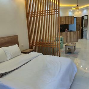Zimmer mit Kingsize-Bett